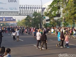 Warga Masih Berkerumun di CFD Flyover Summarecon Bekasi