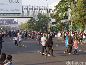 Warga Masih Berkerumun di CFD Flyover Summarecon Bekasi Warga Masih Berkerumun di CFD Flyover Summarecon Bekasi