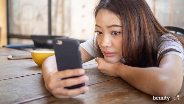 Ilustrasi Wanita dan Gadget-nya/Foto: Freepik.com