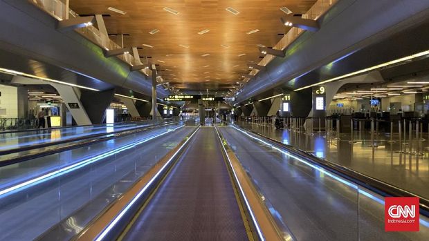 Suasana Bandara Internasional Hamad di Doha, Qatar, yang sepi saat pandemi virus corona pada bulan April 2020. (CNNIndonesia/Fandi Stuerz)
