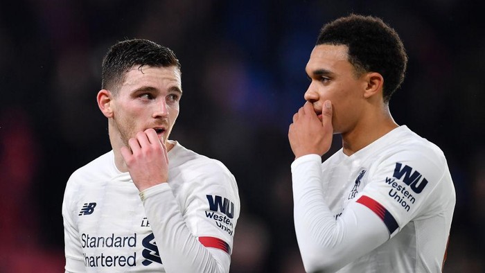 LONDON, ENGLAND - NOVEMBER 23: Andrew Robertson of Liverpool and Trent Alexander-Arnold of Liverpool speak during the Premier League match between Crystal Palace and Liverpool FC at Selhurst Park on November 23, 2019 in London, United Kingdom. (Photo by Justin Setterfield/Getty Images)