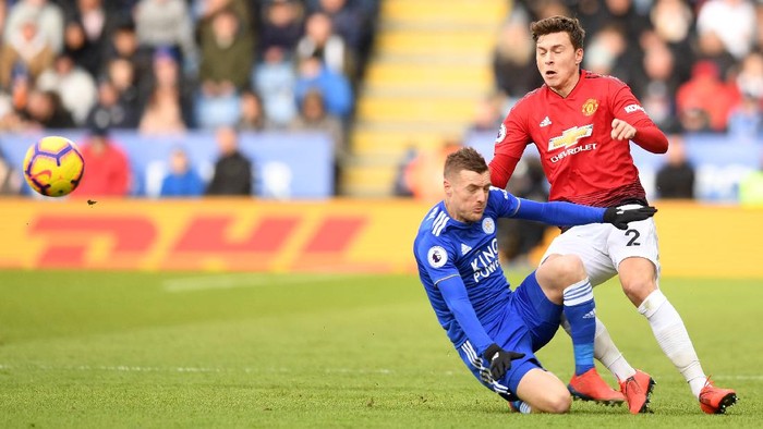 LEICESTER, ENGLAND - FEBRUARY 03: Jamie Vardy of Leicester City is challenged by Victor Lindelof of Manchester United during the Premier League match between Leicester City and Manchester United at The King Power Stadium on February 3, 2019 in Leicester, United Kingdom.  (Photo by Michael Regan/Getty Images)