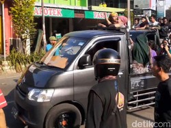 Detik-detik Menegangkan Warga Ambil Paksa Jenazah Probable COVID di Pasuruan