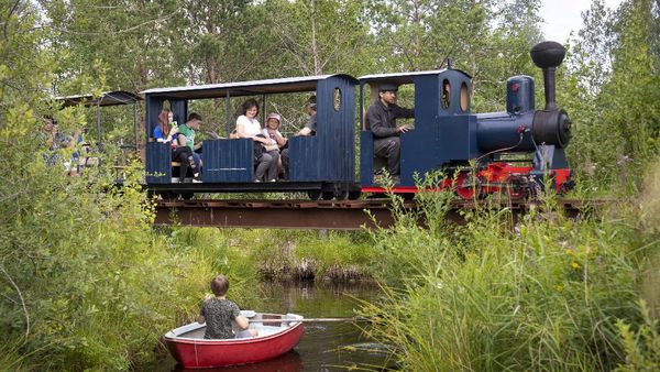 Yuk! Berputar-putar dengan Kereta Uap Kuno di Rusia