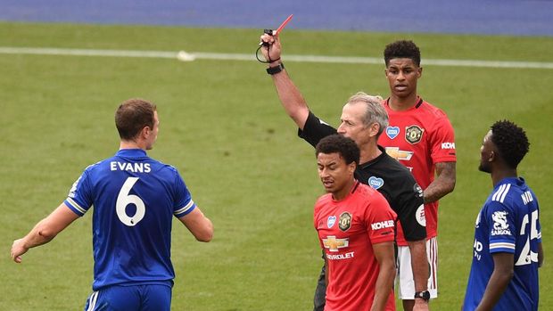 LEICESTER, ENGLAND - JULY 26: Johnny Evans of Leicester City is shown a red card by referee Martin Atkinson during the Premier League match between Leicester City and Manchester United at The King Power Stadium on July 26, 2020 in Leicester, England.Football Stadiums around Europe remain empty due to the Coronavirus Pandemic as Government social distancing laws prohibit fans inside venues resulting in all fixtures being played behind closed doors. (Photo by Oli Scarff/Pool via Getty Images)
