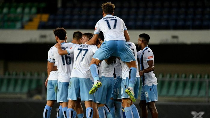 VERONA, ITALY - JULY 26: Sergej Milinkovic Savic of SS Lazio celebrate a second goal with his team mates during the Serie A match between Hellas Verona and  SS Lazio at Stadio Marcantonio Bentegodi on July 26, 2020 in Verona, Italy. (Photo by Marco Rosi - SS Lazio/Getty Images)