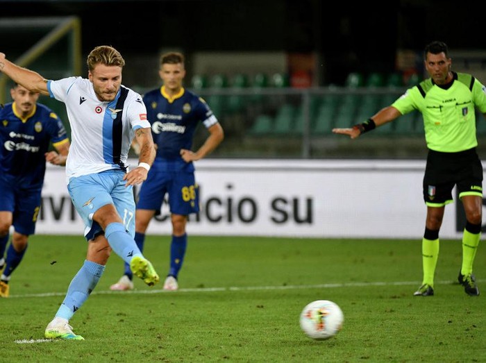 VERONA, ITALY - JULY 26: Ciro Immobile of SS Lazio scores a fifth goal at penalty during the Serie A match between Hellas Verona and  SS Lazio at Stadio Marcantonio Bentegodi on July 26, 2020 in Verona, Italy. (Photo by Marco Rosi - SS Lazio/Getty Images)