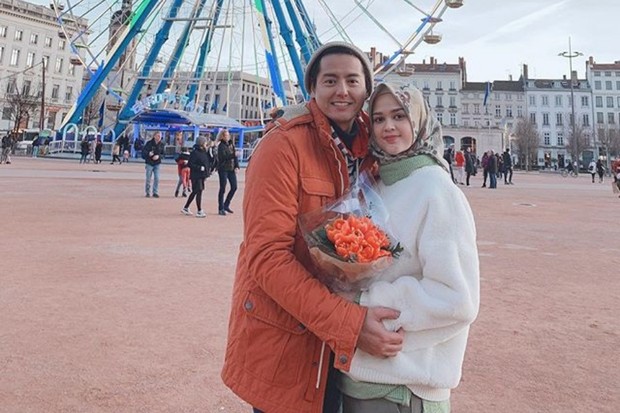 Cut Meyriska & Roger Danuarta/Foto: Instagram.com/cutratumeyriska tak lama setelah berhijab, artis Indonesia Cut Meyriska dipersunting Roger Danuarta
