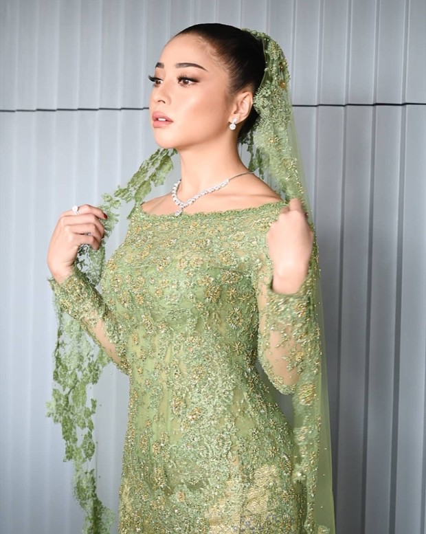 Untuk rambut, Nikita memilih menata rambutnya dengan disanggul tinggi tanpa poni depan, lalu mengenakan veil atau kerudung celadon.