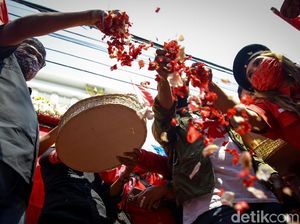 Aksi Tabur Bunga Warnai Peringatan Kudatuli di Kantor PDIP