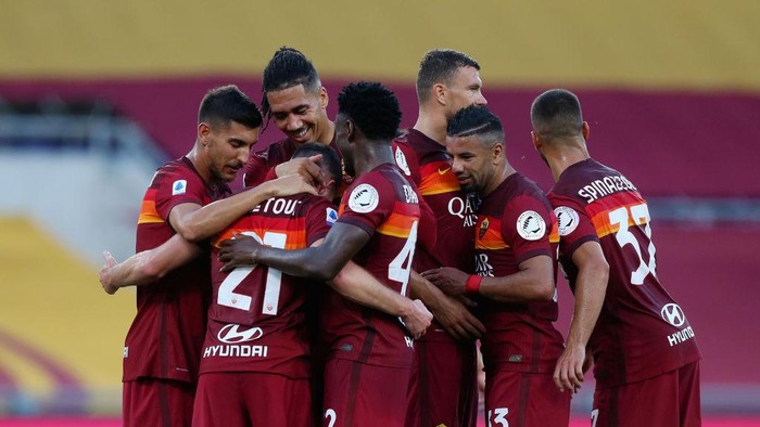 ROME, ITALY - JULY 26:  Jordan Veretout with his teammates of AS Roma celebrates after scoring the opening goal from penalty spot during the Serie A match between AS Roma and ACF Fiorentina at Stadio Olimpico on July 26, 2020 in Rome, Italy.  (Photo by Paolo Bruno/Getty Images)