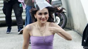 Hareudang! Ayu Ting Ting Pamer Bahu Seksi