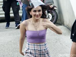 Hareudang! Ayu Ting Ting Pamer Bahu Seksi Hareudang! Ayu Ting Ting Pamer Bahu Seksi