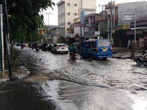 Diguyur Hujan Deras, Sejumlah Ruas Jalan di Medan Terendam Banjir