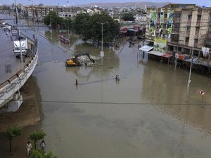 Banjir Rendam Karachi Pakistan