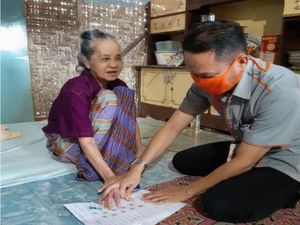 Uluran Tangan Pak Pos di Bone Saat Pandemi