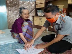 Uluran Tangan Pak Pos di Bone Saat Pandemi