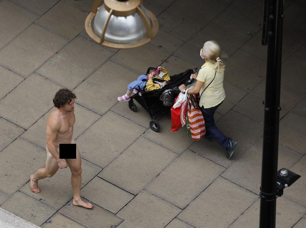 Penampakan Pria Pakai G-string dari Masker, Bugil di Jalanan Kota London Penampakan Pria Pakai G-string dari Masker, Bugil di Jalanan Kota London