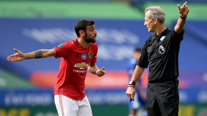 LEICESTER, ENGLAND - JULY 26: Bruno Fernandes of Manchester United argues with Referee Martin Atkinson during the Premier League match between Leicester City and Manchester United at The King Power Stadium on July 26, 2020 in Leicester, England.Football Stadiums around Europe remain empty due to the Coronavirus Pandemic as Government social distancing laws prohibit fans inside venues resulting in all fixtures being played behind closed doors. (Photo by Michael Regan/Getty Images)