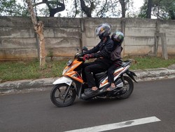 Liburan Pakai Motor, Boncengers Jangan Tidur, Ya!