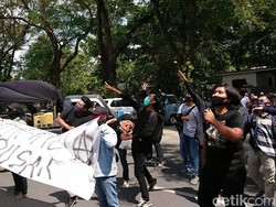 Tolak Tambang Pasir Liar, Aktivis Lempari Telur Kantor DPRD Tulungagung