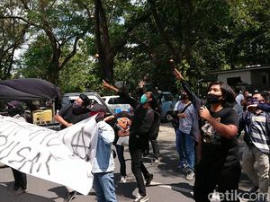 Tolak Tambang Pasir Liar, Aktivis Lempari Telur Kantor DPRD Tulungagung Tolak Tambang Pasir Liar, Aktivis Lempari Telur Kantor DPRD Tulungagung