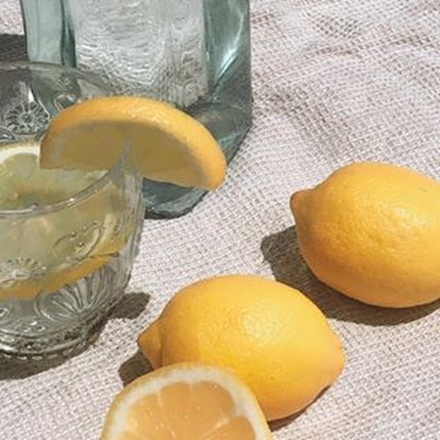 Lemon mengandung vitamin C yang dapat memudarkan strechmark