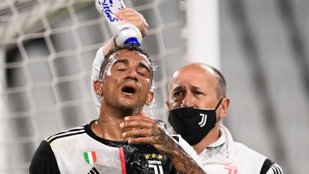 Juventus' Brazilian defender Danilo (L) receives assistance from a Juventus' medical staff after an injury during the Italian Serie A football match between Juventus and Sampdoria played behind closed doors on July 26, 2020 at the Allianz Stadium in Turin. (Photo by MARCO BERTORELLO / AFP)