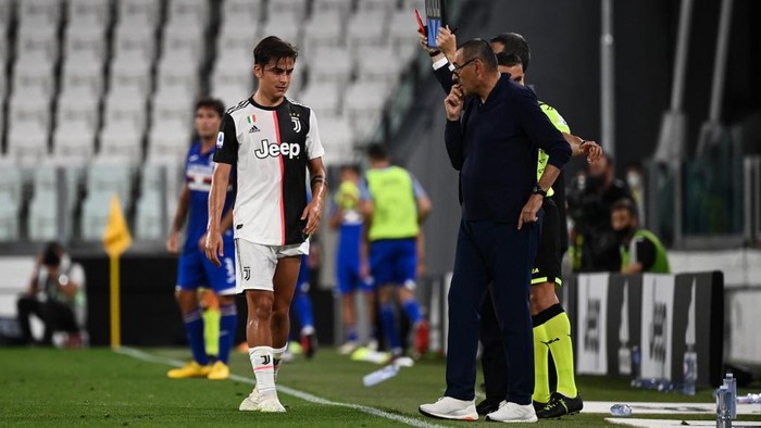 Juventus Argentinian forward Paulo Dybala  (L) leaves the pitch after an injury during the Italian Serie A football match between Juventus and Sampdoria played behind closed doors on July 26, 2020 at the Allianz Stadium in Turin. (Photo by MARCO BERTORELLO / AFP)