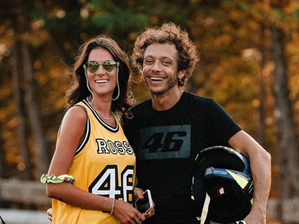 Respons Pacar saat Valentino Rossi Hampir Kecelakaan di MotoGP Austria Respons Pacar saat Valentino Rossi Hampir Kecelakaan di MotoGP Austria
