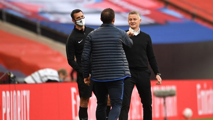 LONDON, ENGLAND - JULY 19: Frank Lampard, Manager of Chelsea interacts with Ole Gunnar Solskjaer, Manager of Manchester United after the FA Cup Semi Final match between Manchester United and Chelsea at Wembley Stadium on July 19, 2020 in London, England. Football Stadiums around Europe remain empty due to the Coronavirus Pandemic as Government social distancing laws prohibit fans inside venues resulting in all fixtures being played behind closed doors. (Photo by Andy Rain/Pool via Getty Images)