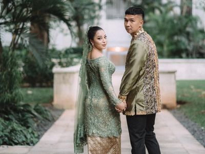 9 Potret Cantiknya Nikita Willy Lamaran Pakai Songket Minang, Rancak Bana!