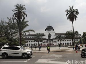 Gedung Sate Masih Lockdown hingga 14 September Gedung Sate Masih Lockdown hingga 14 September
