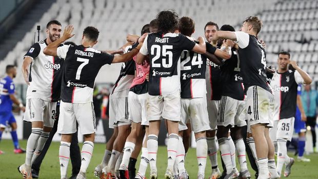 Juventus players celebrate at the end of Serie A soccer match between Juventus and Sampdoria at the Allianz stadium, in Turin, Italy, Sunday, July 26, 2020. Juventus clinched a record-extending ninth successive Serie A title after it defeated Sampdoria 2-0. (AP Photo/Antonio Calanni)