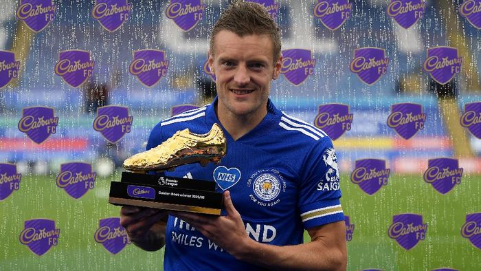 Jamie Vardy LEICESTER, ENGLAND - JULY 26: Jamie Vardy of Leicester City poses with the Golden Boot award after the Premier League match between Leicester City and Manchester United at The King Power Stadium on July 26, 2020 in Leicester, England.Football Stadiums around Europe remain empty due to the Coronavirus Pandemic as Government social distancing laws prohibit fans inside venues resulting in all fixtures being played behind closed doors. (Photo by Michael Regan/Getty Images)