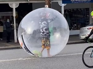 Hati-hati Main Bola Zorb, Bisa-bisa Terbang dan Terbanting seperti Bocah Ini Hati-hati Main Bola Zorb, Bisa-bisa Terbang dan Terbanting seperti Bocah Ini