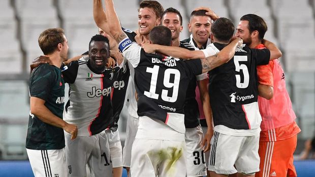 TURIN, ITALY - JULY 26:  Cristiano Ronaldo (C) of Juventus celebrates the opening goal  with team mates during the Serie A match between Juventus and  UC Sampdoria at Allianz Stadium on July 26, 2020 in Turin, Italy.  (Photo by Valerio Pennicino/Getty Images)