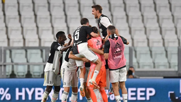 TURIN, ITALY - JULY 26:  Juventus FC players celebrate after beating UC Sampdoria 2-0 to win the Serie A Championships after the Serie A match between Juventus and  UC Sampdoria at Allianz Stadium on July 26, 2020 in Turin, Italy.  (Photo by Valerio Pennicino/Getty Images)
