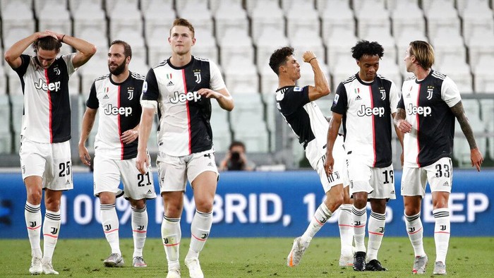 Juventus Cristiano Ronaldo, third right, celebrates after scoring his teams first goal during the Serie A soccer match between Juventus and Sampdoria at the Allianz stadium in Turin, Italy, Sunday, July 26, 2020. (AP Photo/Antonio Calanni)