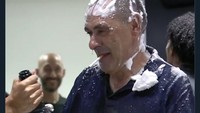 Posting bertagar #Stron9er ini menampilkan pelatih Sarri habis diguyur sampanye. Masih mau merokok lo! (Foto: internet/Twitter)