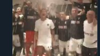 Satu lagi momen di balik layar Juventus dalam merayakan gelar juara. Tagar Stron9er pun tak absen. (Foto: internet/Twitter)