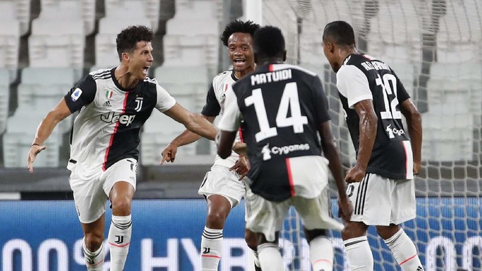 Juventus Juara Liga Italia Juventus players celebrate at the end of Serie A soccer match between Juventus and Sampdoria at the Allianz stadium, in Turin, Italy, Sunday, July 26, 2020. Juventus clinched a record-extending ninth successive Serie A title after it defeated Sampdoria 2-0. (AP Photo/Antonio Calanni)