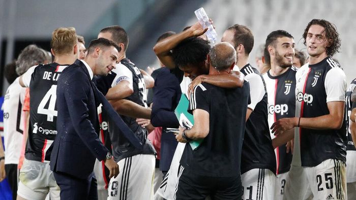 Juventus, Juventus juara Juventus players celebrate at the end of Serie A soccer match between Juventus and Sampdoria at the Allianz stadium, in Turin, Italy, Sunday, July 26, 2020. Juventus clinched a record-extending ninth successive Serie A title after it defeated Sampdoria 2-0. (AP Photo/Antonio Calanni)