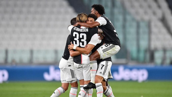TURIN, ITALY - JULY 26:  Cristiano Ronaldo (C) of Juventus celebrates the opening goal  with team mates during the Serie A match between Juventus and  UC Sampdoria at Allianz Stadium on July 26, 2020 in Turin, Italy.  (Photo by Valerio Pennicino/Getty Images)