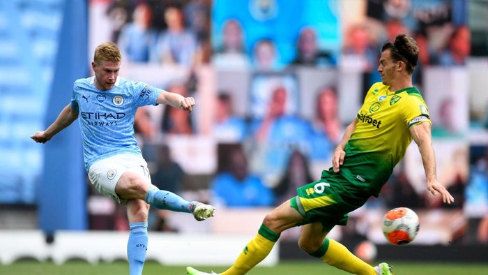 MANCHESTER, ENGLAND - JULY 26: Kevin De Bruyne of Manchester City plays the ball past Christoph Zimmermann of Norwich City during the Premier League match between Manchester City and Norwich City at Etihad Stadium on July 26, 2020 in Manchester, England.Football Stadiums around Europe remain empty due to the Coronavirus Pandemic as Government social distancing laws prohibit fans inside venues resulting in all fixtures being played behind closed doors. (Photo by Peter Powell/Pool via Getty Images)