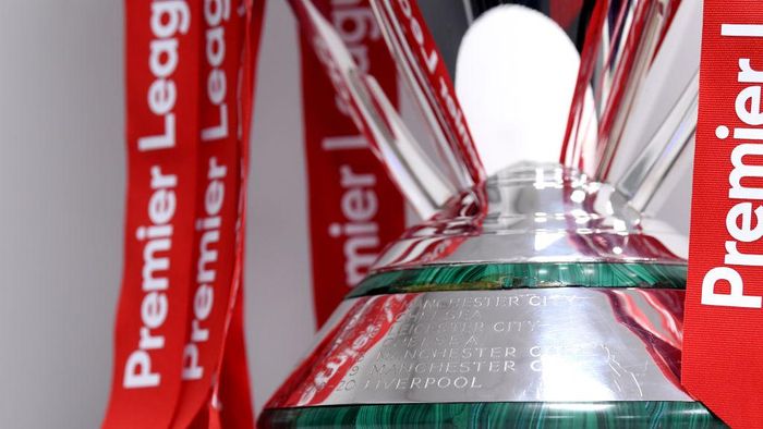 Liga Inggris 2019/2020 LIVERPOOL, ENGLAND - JULY 22: The Premier League Trophy is dressed in Liverpool Red Ribbons ready for the presentation ceremony ahead of the Premier League match between Liverpool FC and Chelsea FC at Anfield on July 22, 2020 in Liverpool, England. Football Stadiums around Europe remain empty due to the Coronavirus Pandemic as Government social distancing laws prohibit fans inside venues resulting in games being played behind closed doors. (Photo by Laurence Griffiths/Getty Images)