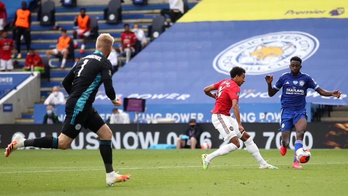 LEICESTER, ENGLAND - JULY 26: Jesse Lingard of Manchester United scores his sides second goal during the Premier League match between Leicester City and Manchester United at The King Power Stadium on July 26, 2020 in Leicester, England.Football Stadiums around Europe remain empty due to the Coronavirus Pandemic as Government social distancing laws prohibit fans inside venues resulting in all fixtures being played behind closed doors. (Photo by Carl Recine/Pool via Getty Images)