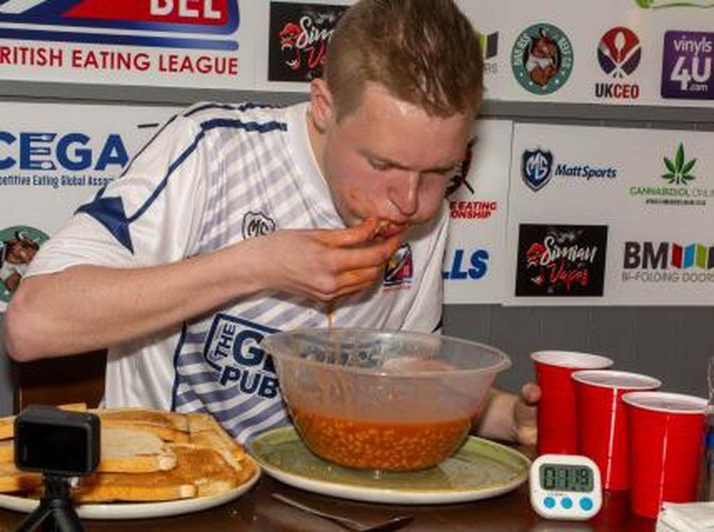 Pria Ini Santap 20 Roti Panggang dan 2,5 Kg Kacang Dalam 7 Menit Pria Ini Santap 20 Roti Panggang dan 2,5 Kg Kacang Dalam 7 Menit
