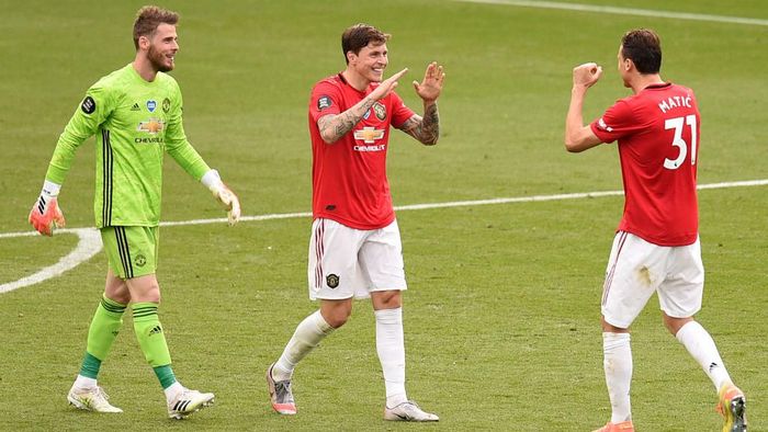 Manchester United LEICESTER, ENGLAND - JULY 26: Victor Lindelof and Nemanja Matic of Manchester United celebrate their sides victory after the Premier League match between Leicester City and Manchester United at The King Power Stadium on July 26, 2020 in Leicester, England.Football Stadiums around Europe remain empty due to the Coronavirus Pandemic as Government social distancing laws prohibit fans inside venues resulting in all fixtures being played behind closed doors. (Photo by Oli Scarff/Pool via Getty Images)