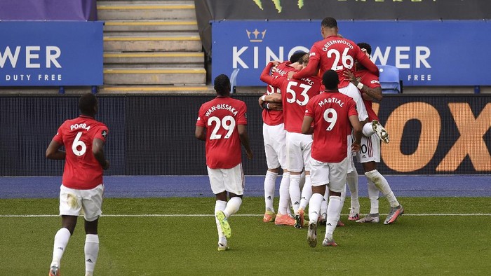 Manchester Uniteds Bruno Fernandes celebrates with teammates after scoring his sides opening goal from the penalty spot during the English Premier League soccer match between Leicester City and Manchester United at the King Power Stadium, in Leicester, England, Sunday, July 26, 2020. (Oli Scarff/Pool via AP)